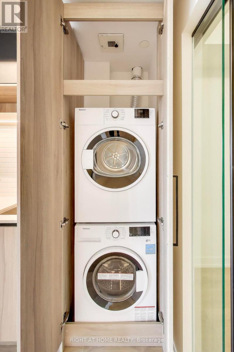 1421 - 181 Sterling Road, Toronto, Ontario  M6R 0B2 - Photo 14 - C12703408