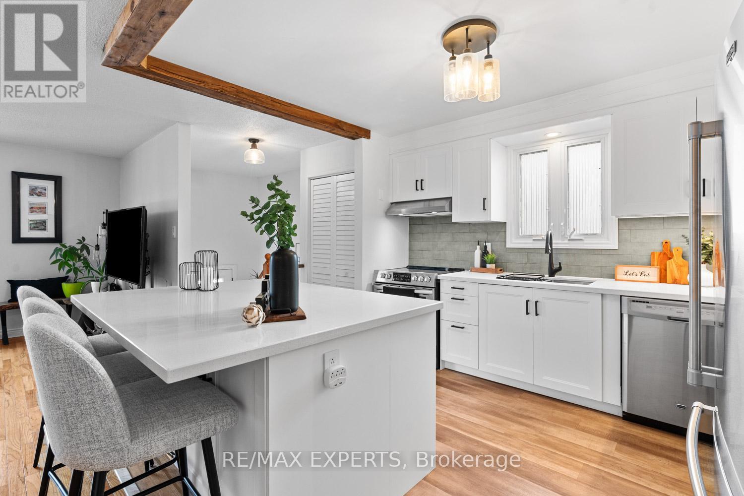 6 Longview Drive, Bradford West Gwillimbury (Bradford), Ontario  L3Z 2H1 - Photo 4 - N12703314