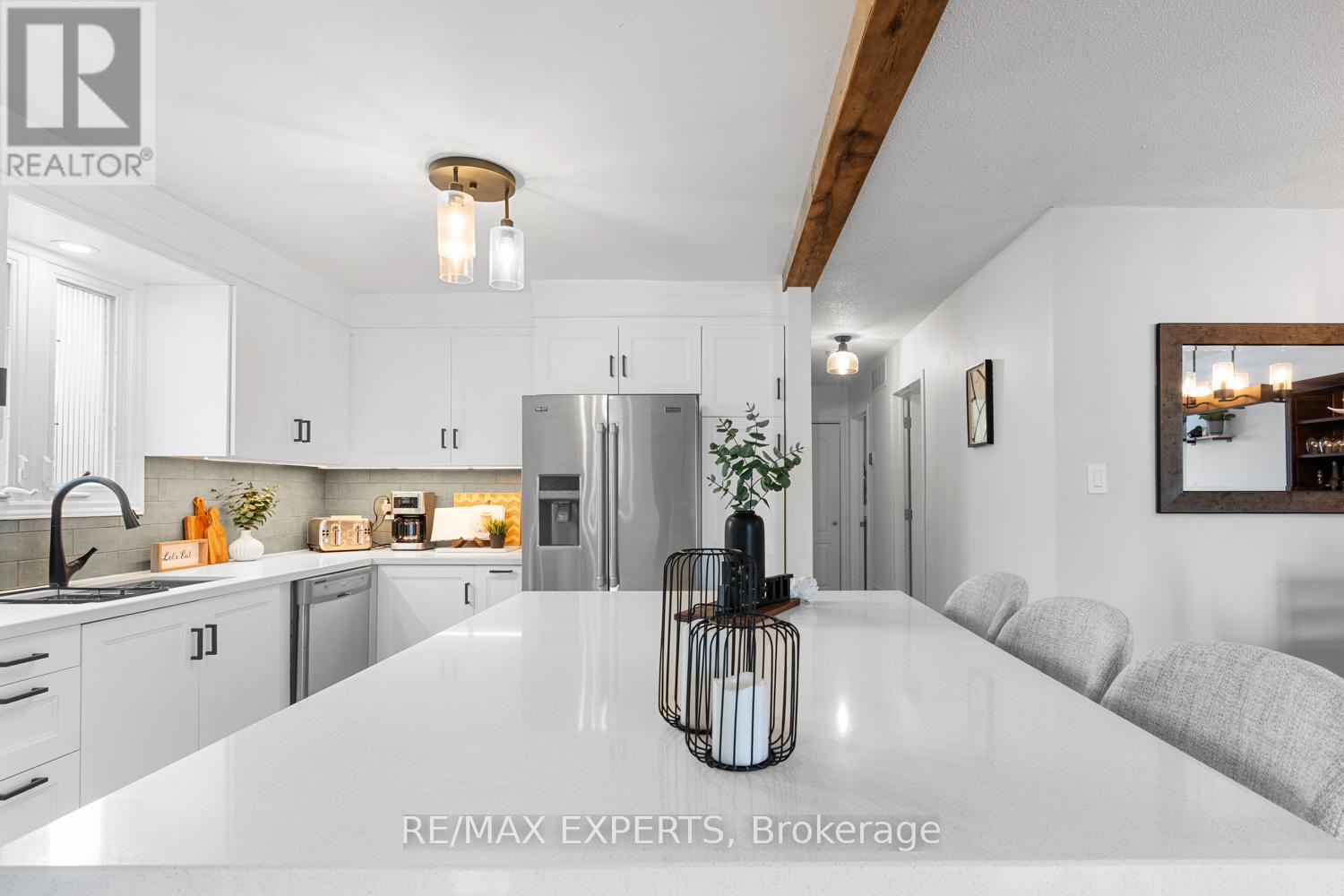 6 Longview Drive, Bradford West Gwillimbury (Bradford), Ontario  L3Z 2H1 - Photo 6 - N12703314