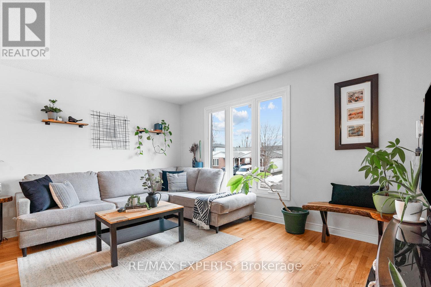 6 Longview Drive, Bradford West Gwillimbury (Bradford), Ontario  L3Z 2H1 - Photo 8 - N12703314