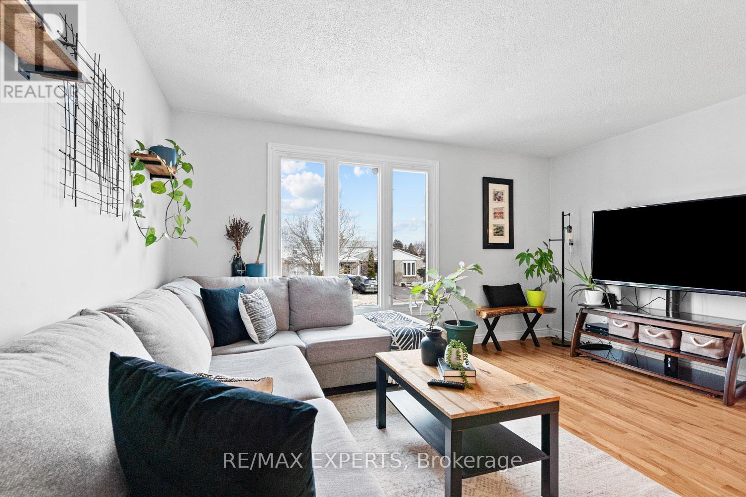 6 Longview Drive, Bradford West Gwillimbury (Bradford), Ontario  L3Z 2H1 - Photo 9 - N12703314