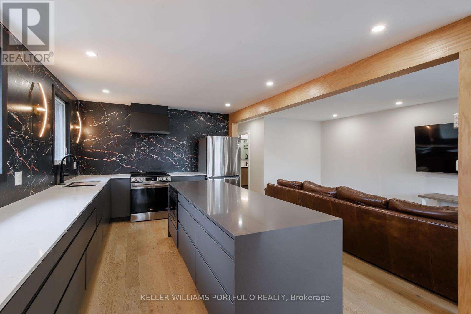 33 Cog Hill Drive, Vaughan, Ontario  L4K 1M6 - Photo 3 - N12703460