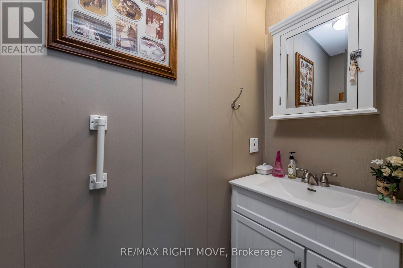 32 Cameron Drive, Oro-Medonte, Ontario  L0L 1T0 - Photo 14 - S12703380