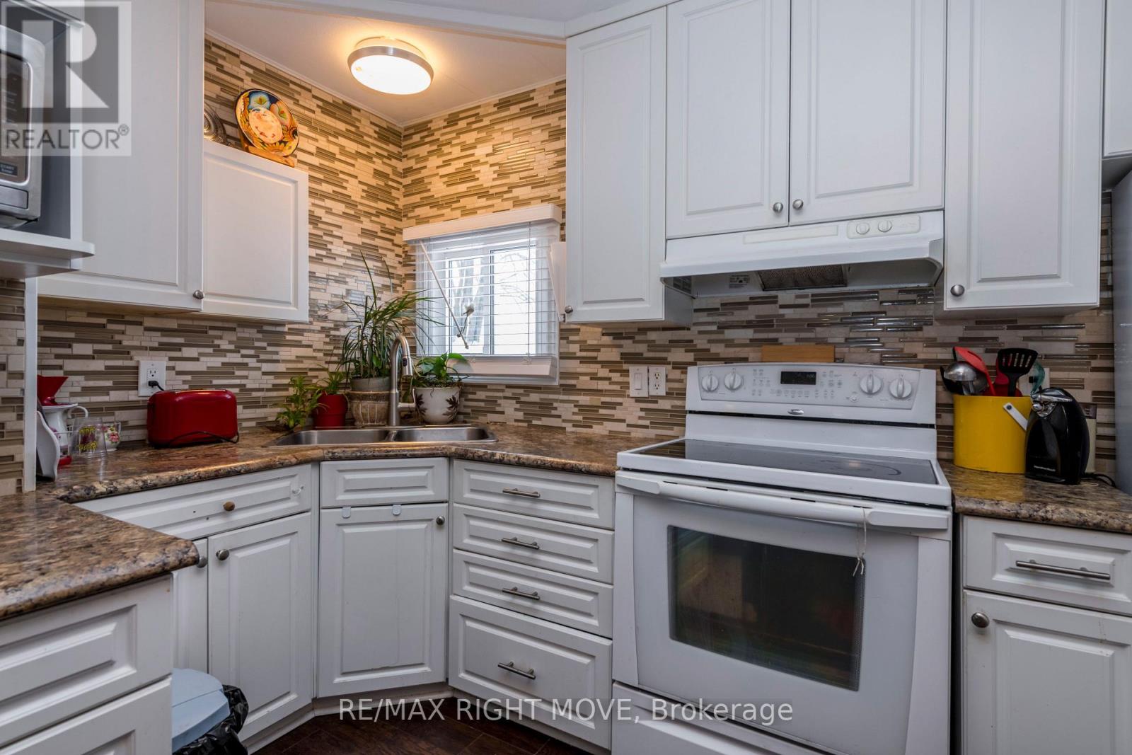 32 Cameron Drive, Oro-Medonte, Ontario  L0L 1T0 - Photo 7 - S12703380