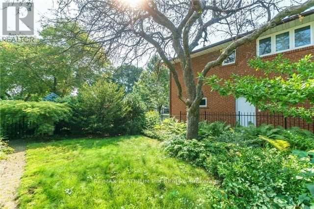 24 Hartsdale Drive, Toronto (Willowridge-Martingrove-Richview), Ontario  M9R 2S5 - Photo 11 - W12703378