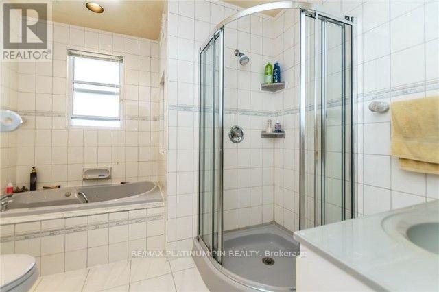 24 Hartsdale Drive, Toronto (Willowridge-Martingrove-Richview), Ontario  M9R 2S5 - Photo 9 - W12703378