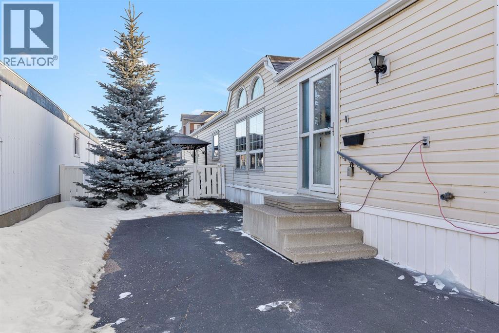 254 Erin Woods Circle Se, Calgary, Alberta  T2B 3C9 - Photo 4 - A2278048