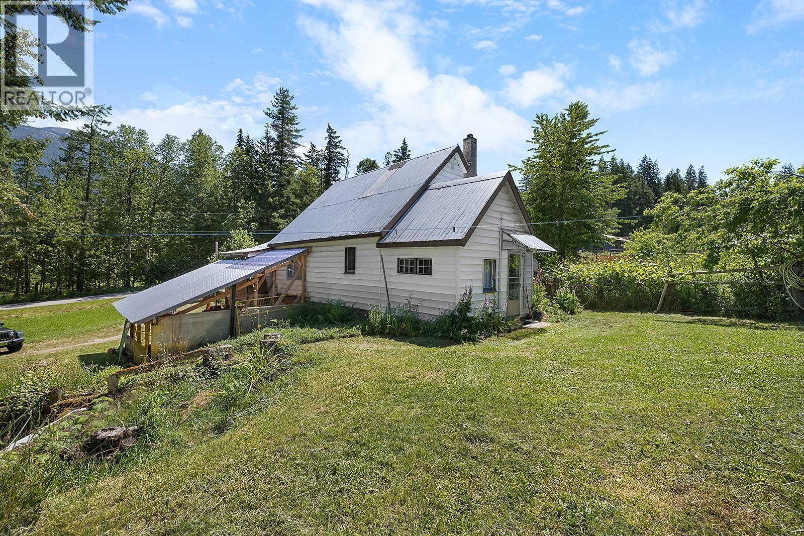 15781 PETERS Road, Crawford Bay, British Columbia