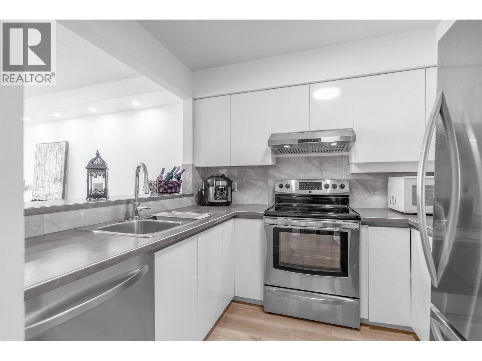 1605 3071 Glen Drive, Coquitlam, British Columbia  V3B 7R1 - Photo 18 - R3074416