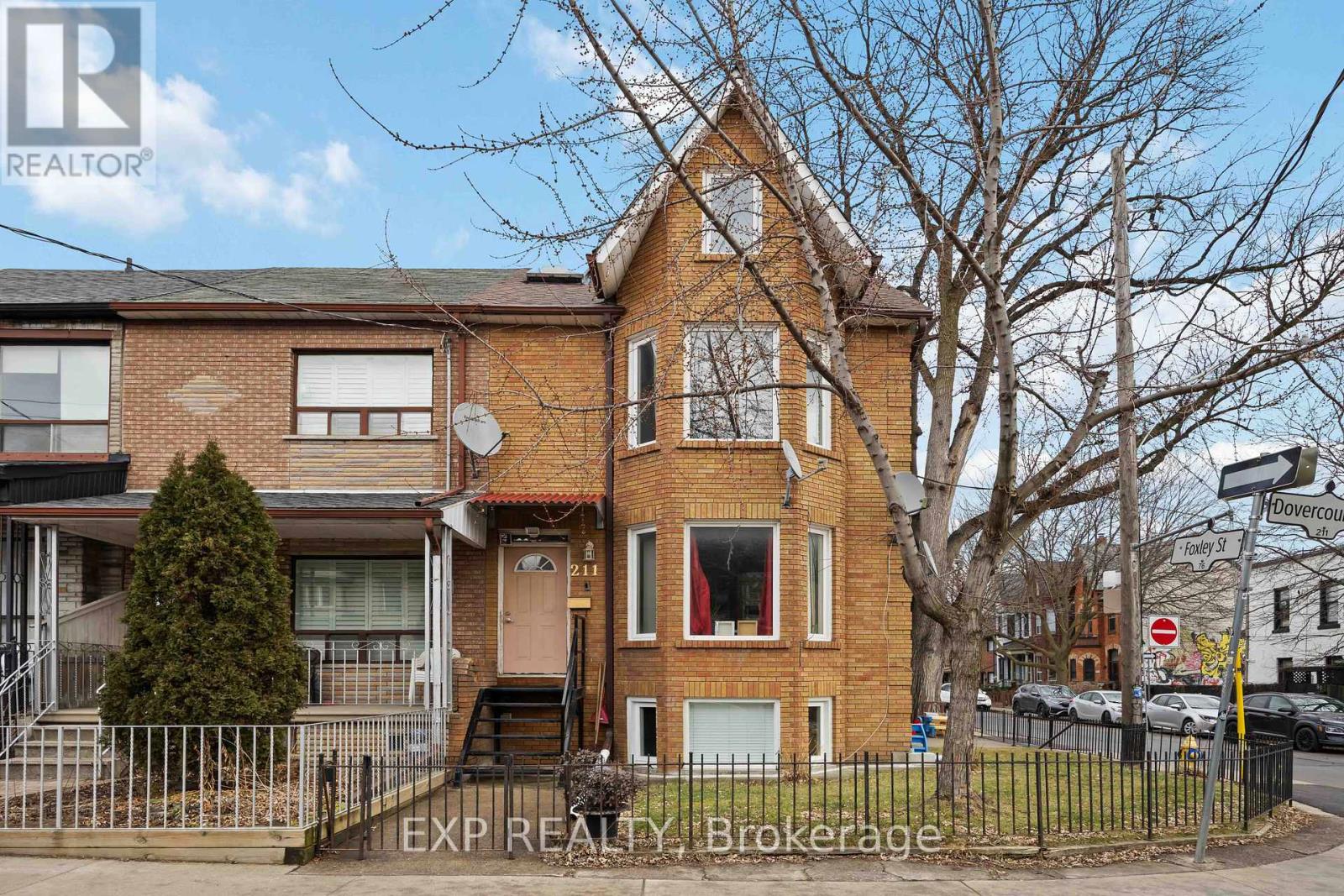 UPPER - 211 DOVERCOURT ROAD, Toronto, Ontario