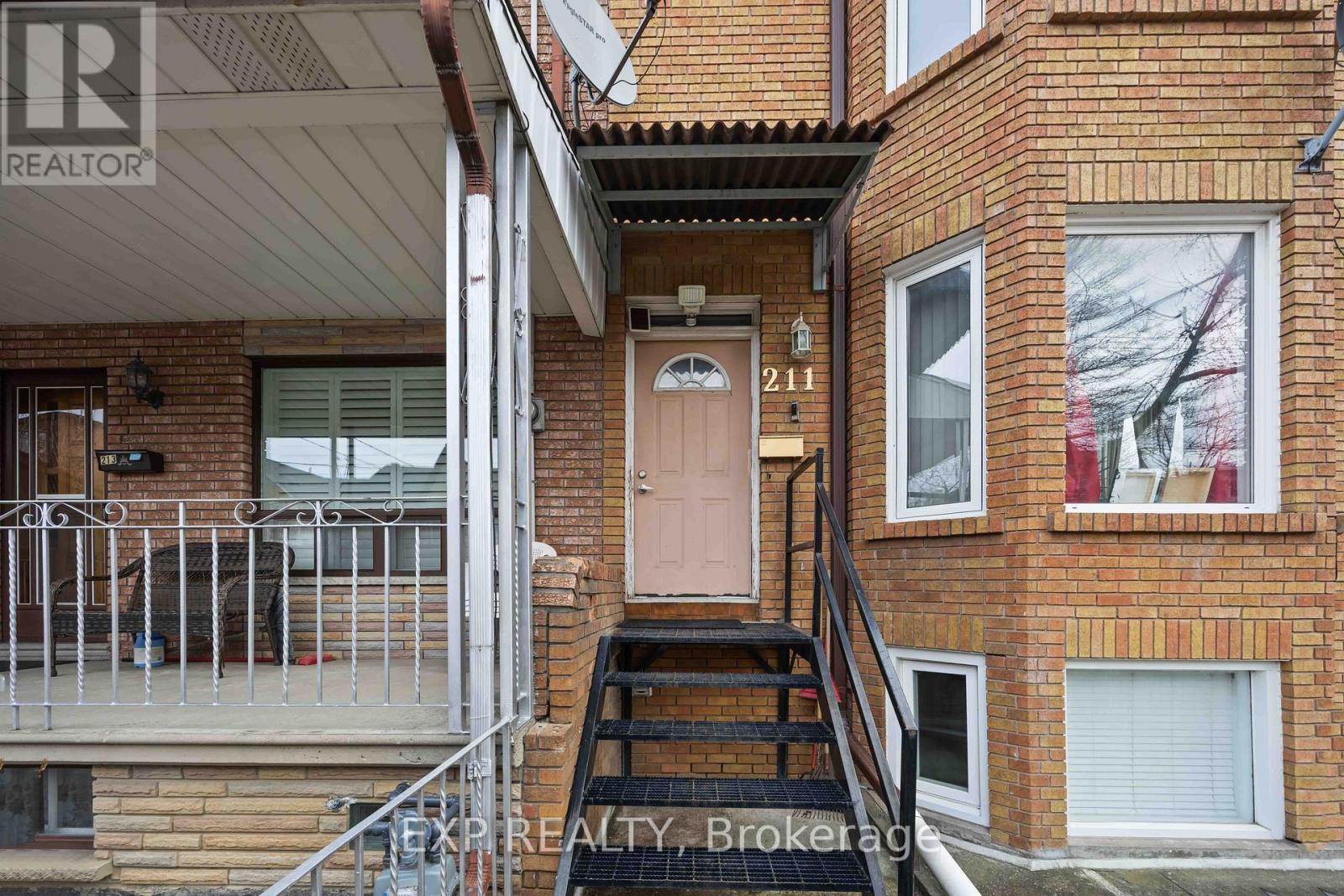 Upper - 211 Dovercourt Road, Toronto, Ontario  M6J 3C9 - Photo 2 - C12703576