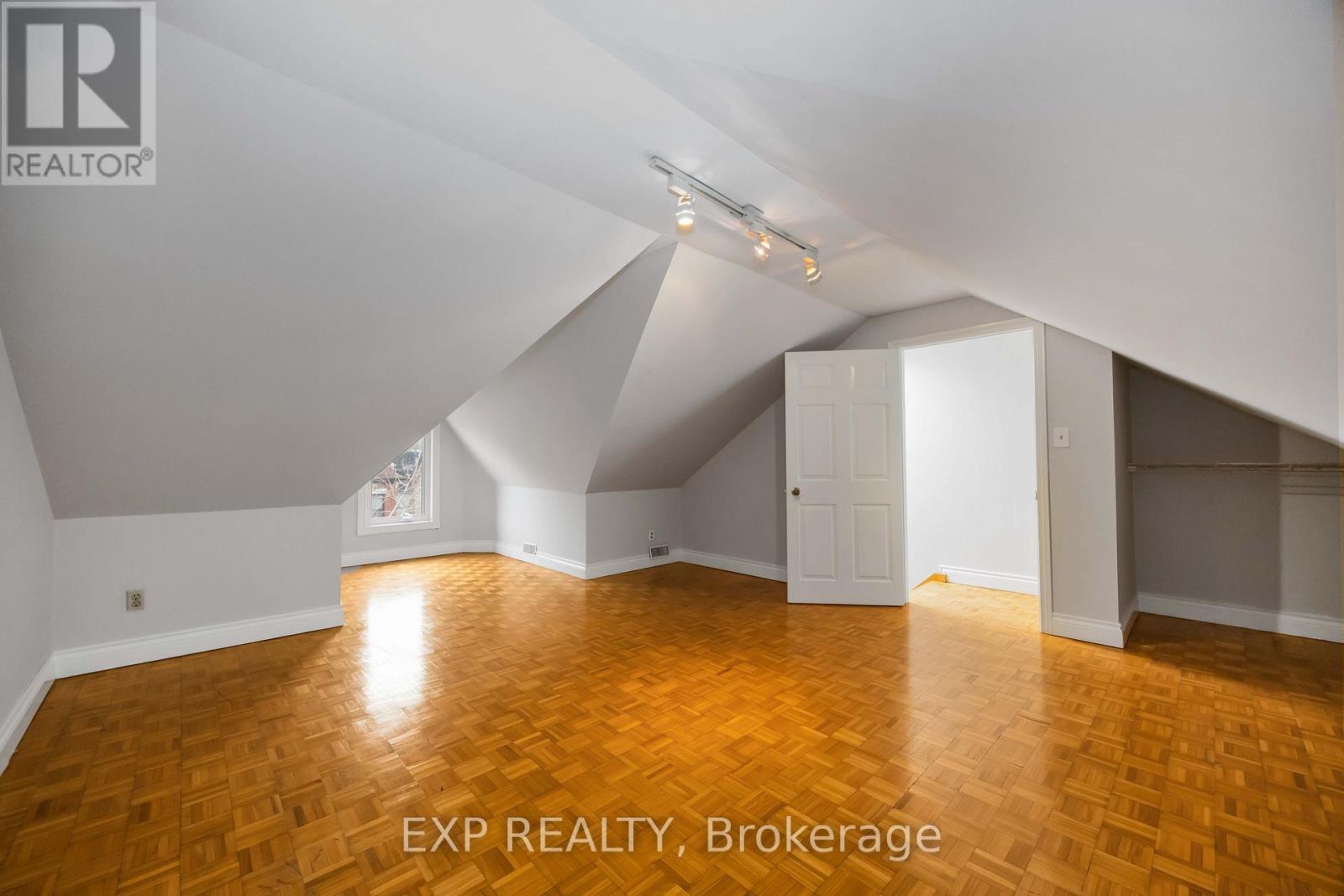 Upper - 211 Dovercourt Road, Toronto, Ontario  M6J 3C9 - Photo 20 - C12703576