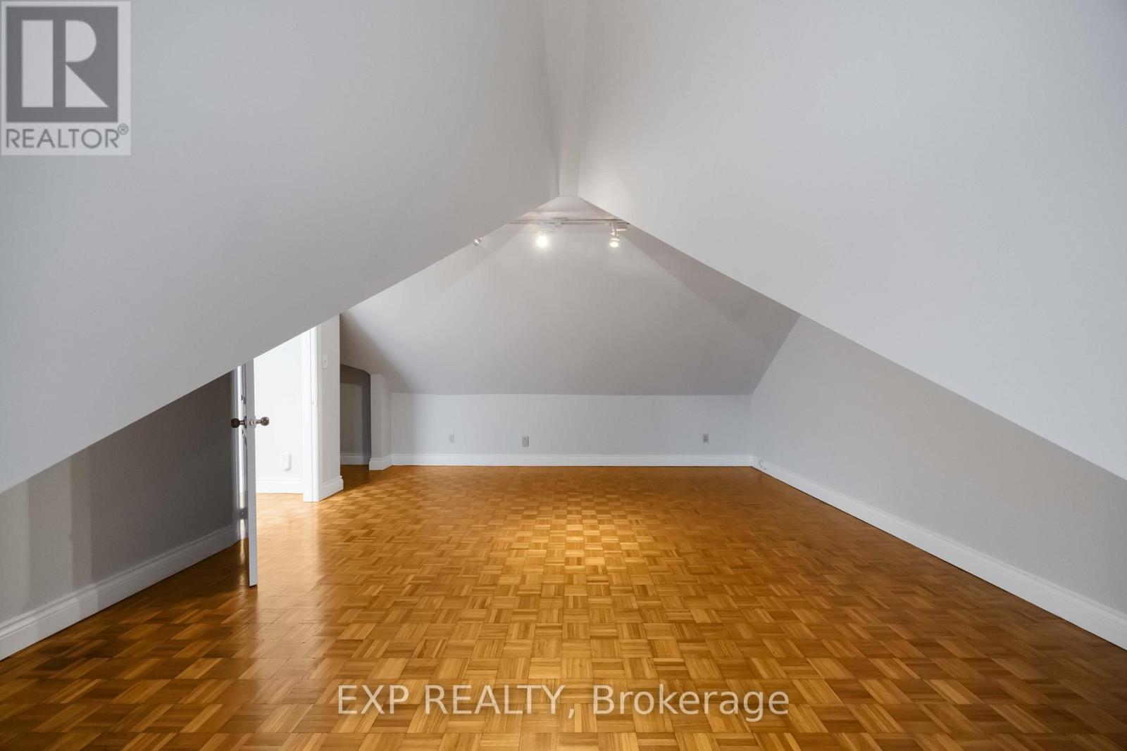 Upper - 211 Dovercourt Road, Toronto, Ontario  M6J 3C9 - Photo 23 - C12703576