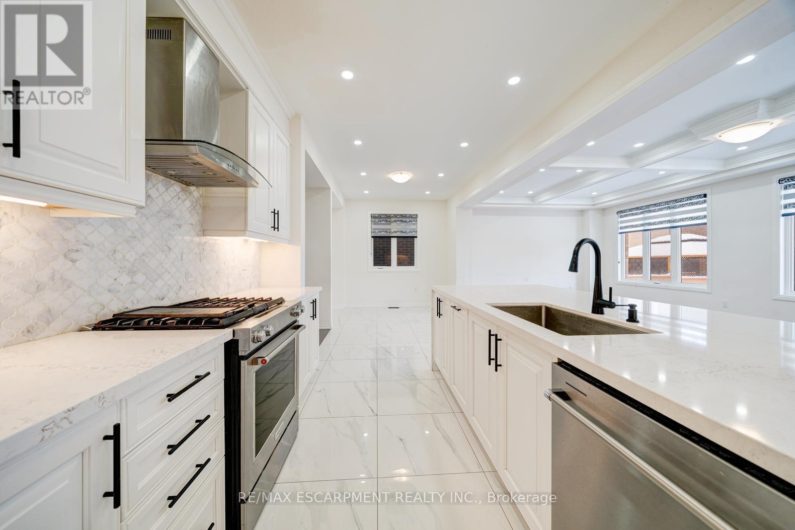 104 Mckean Drive, Whitchurch-Stouffville, Ontario  L4A 4W4 - Photo 11 - N12703598