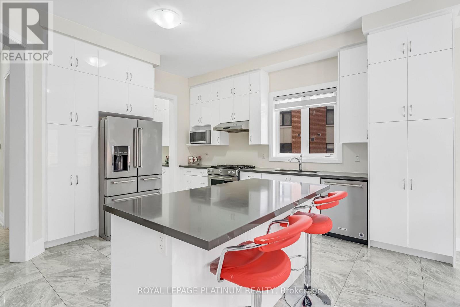 49 Westlake Crescent, Bradford West Gwillimbury (Bradford), Ontario  L3Z 4K4 - Photo 10 - N12703614