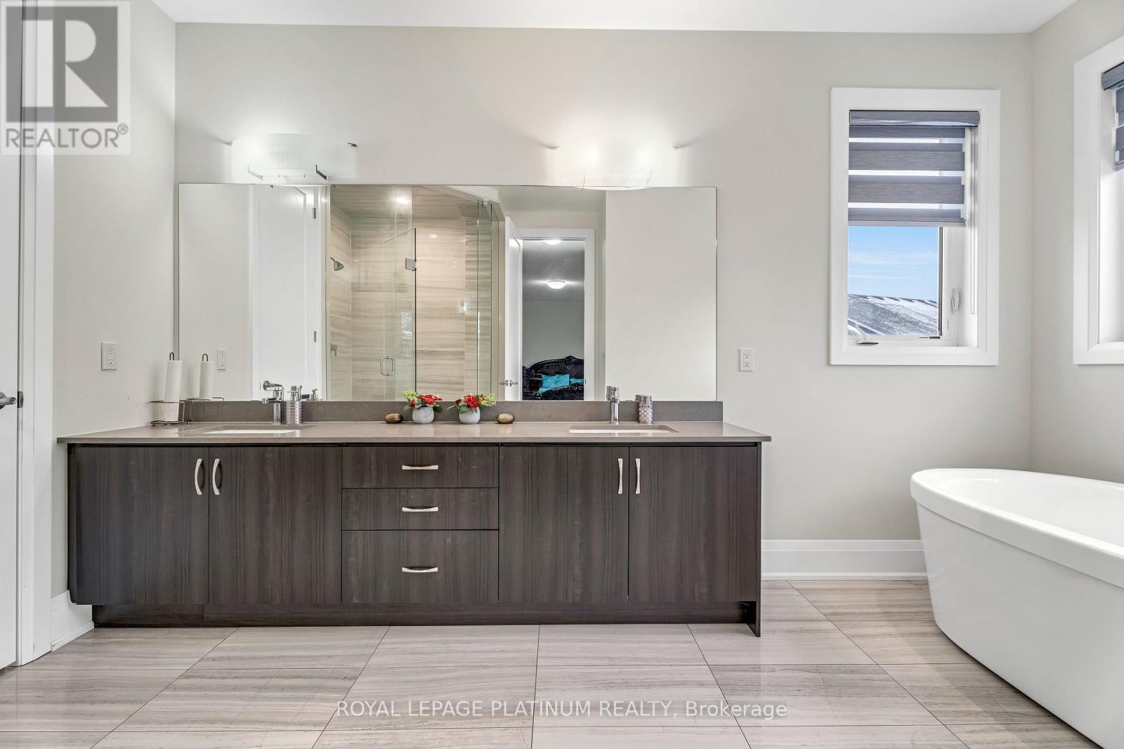 49 Westlake Crescent, Bradford West Gwillimbury (Bradford), Ontario  L3Z 4K4 - Photo 25 - N12703614