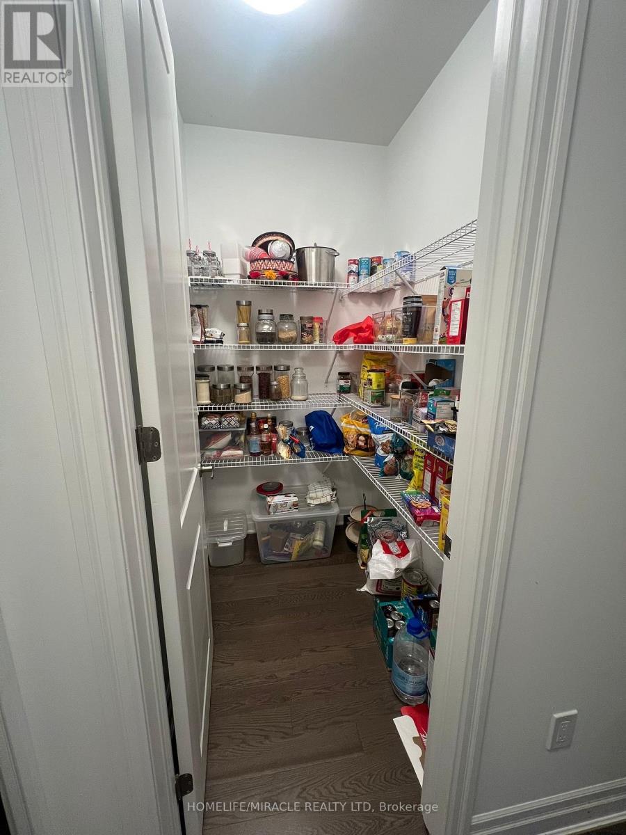 1307 Lily Crescent, Milton, Ontario  L9E 2B7 - Photo 11 - W12703514