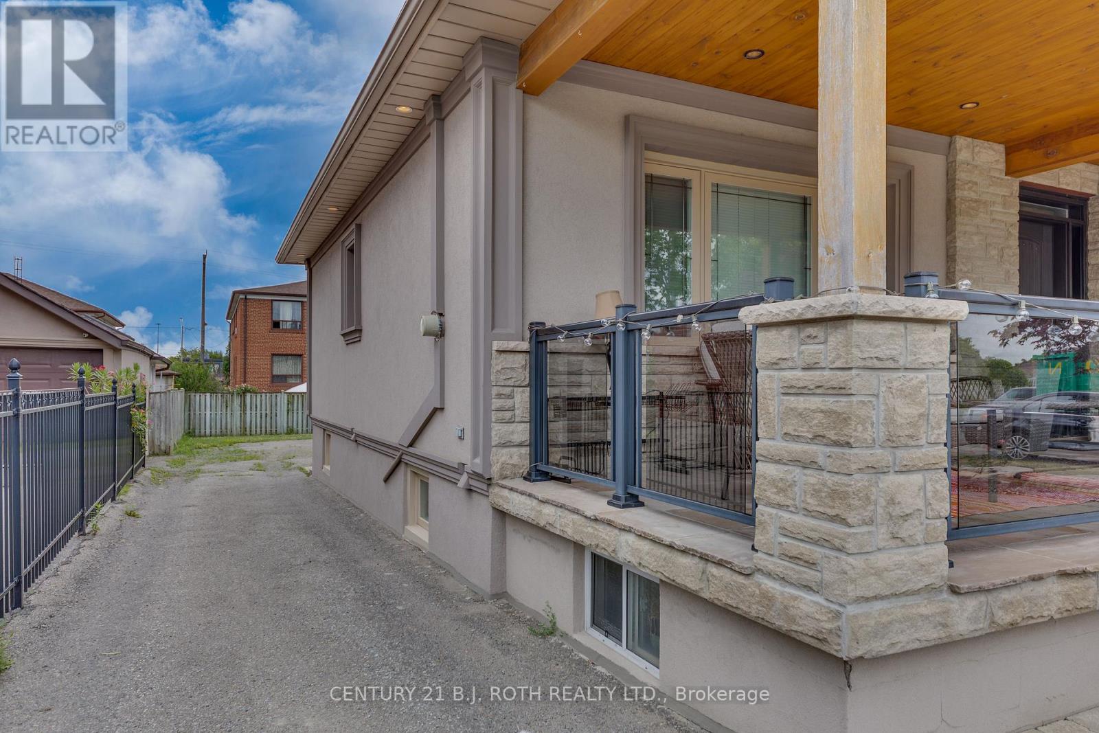 193 Epsom Downs Drive, Toronto, Ontario  M3M 1S8 - Photo 5 - W12703552