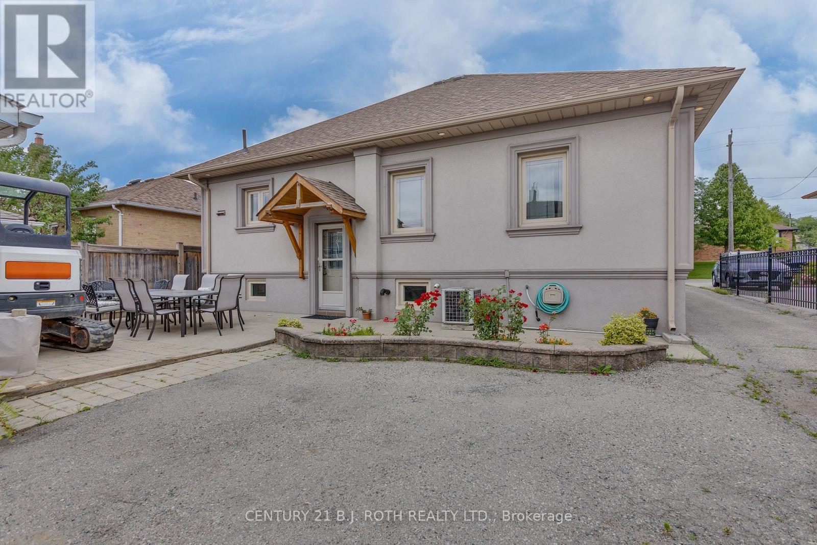 193 Epsom Downs Drive, Toronto, Ontario  M3M 1S8 - Photo 8 - W12703552