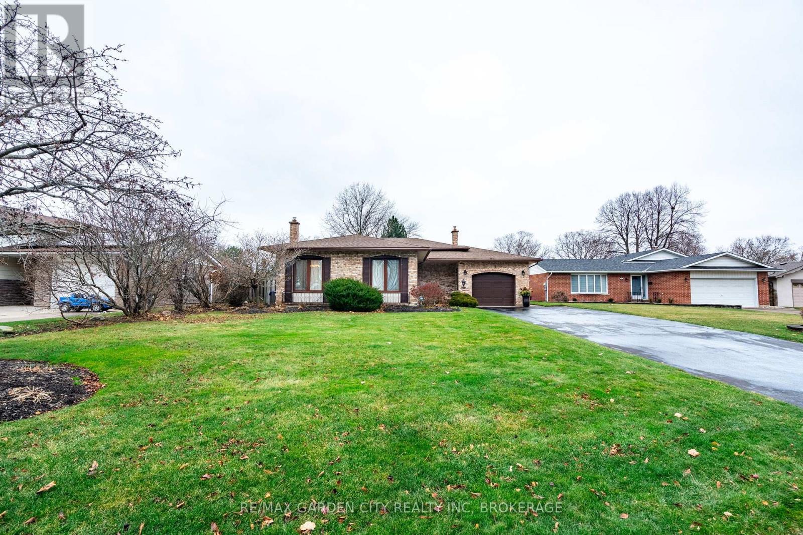 9 Royal Oak Drive, St. Catharines, Ontario  L2N 4B7 - Photo 2 - X12703762