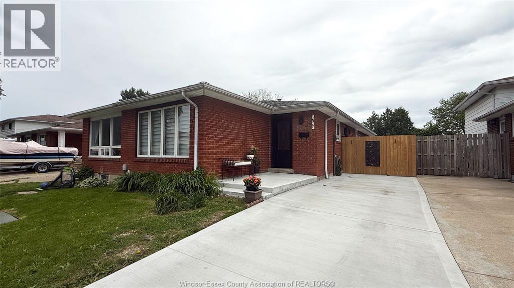 9793 Lynngrove Crescent, Windsor, Ontario  N8R 1B8 - Photo 2 - 26001311