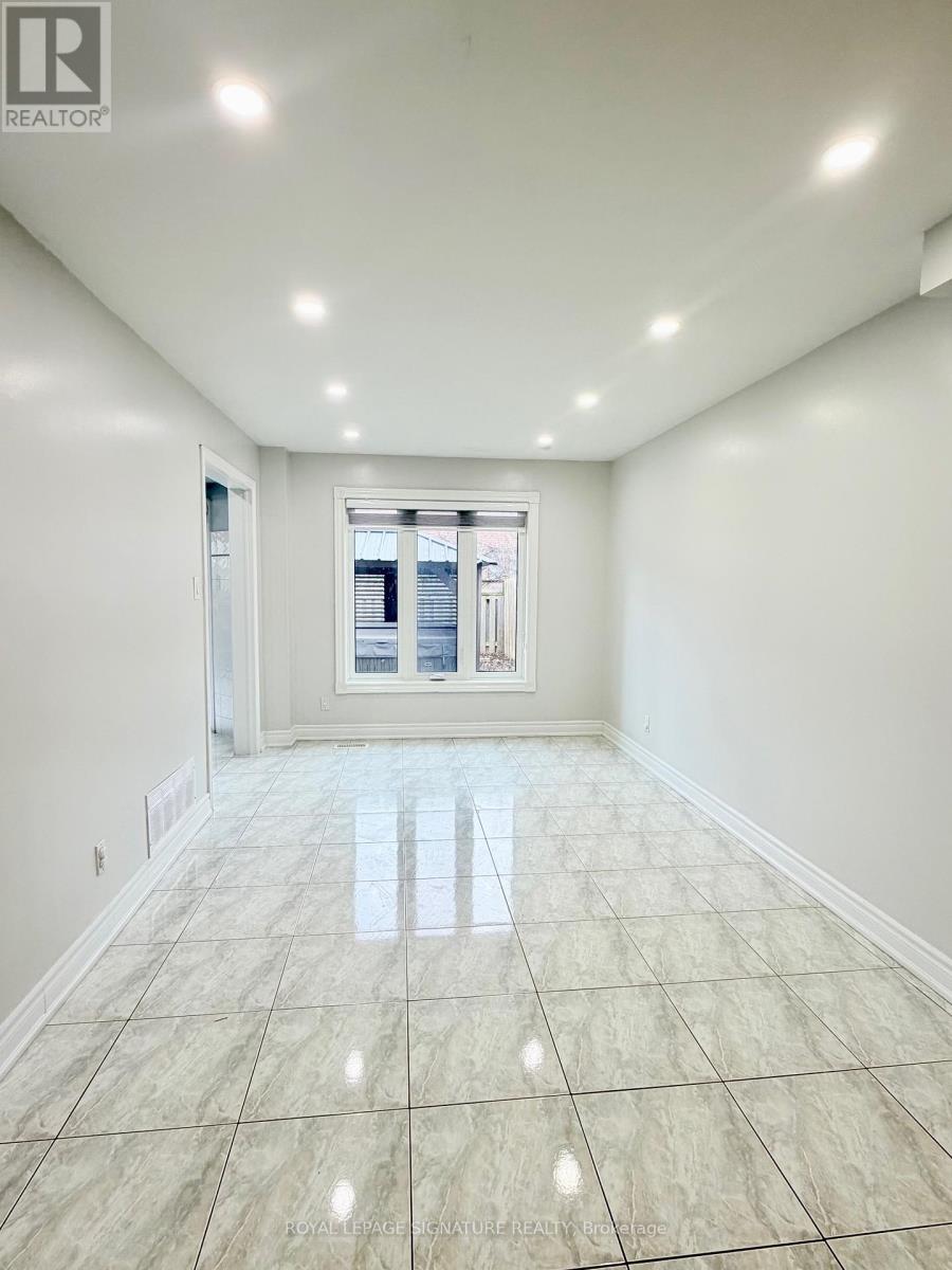 Main - 16 Oak Knoll Crescent, Toronto, Ontario  M1B 4V4 - Photo 15 - E12703858