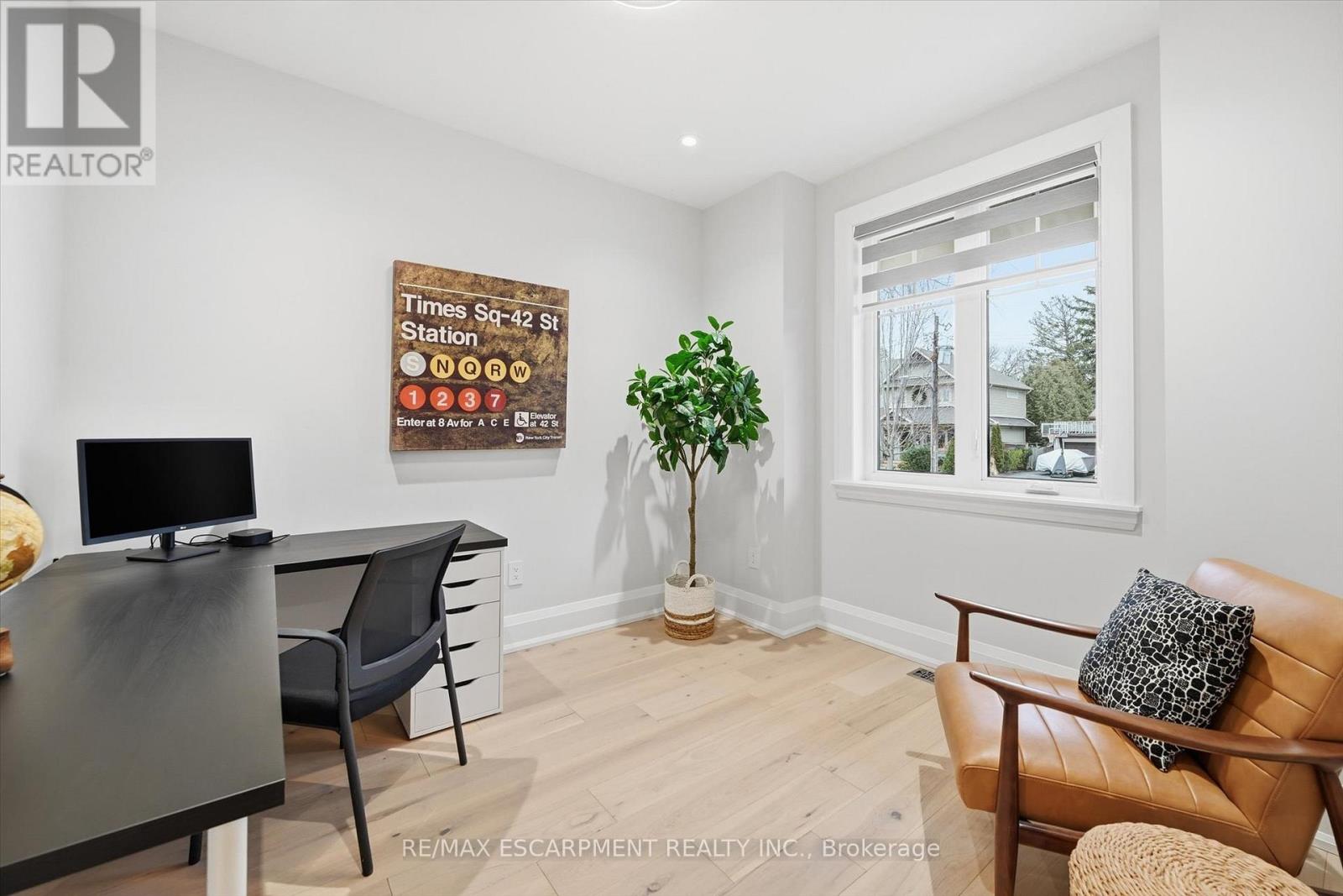 2229 Tallman Avenue, Burlington, Ontario  L7R 1R2 - Photo 9 - W12703610