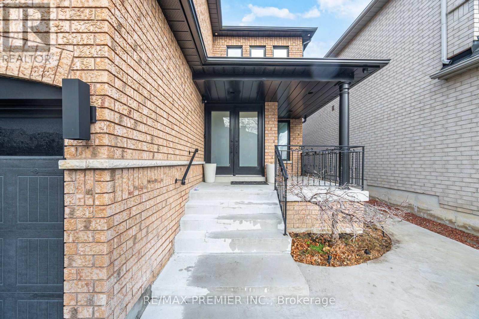 80 Sgotto Boulevard, Vaughan, Ontario  L4H 1W8 - Photo 3 - N12703802