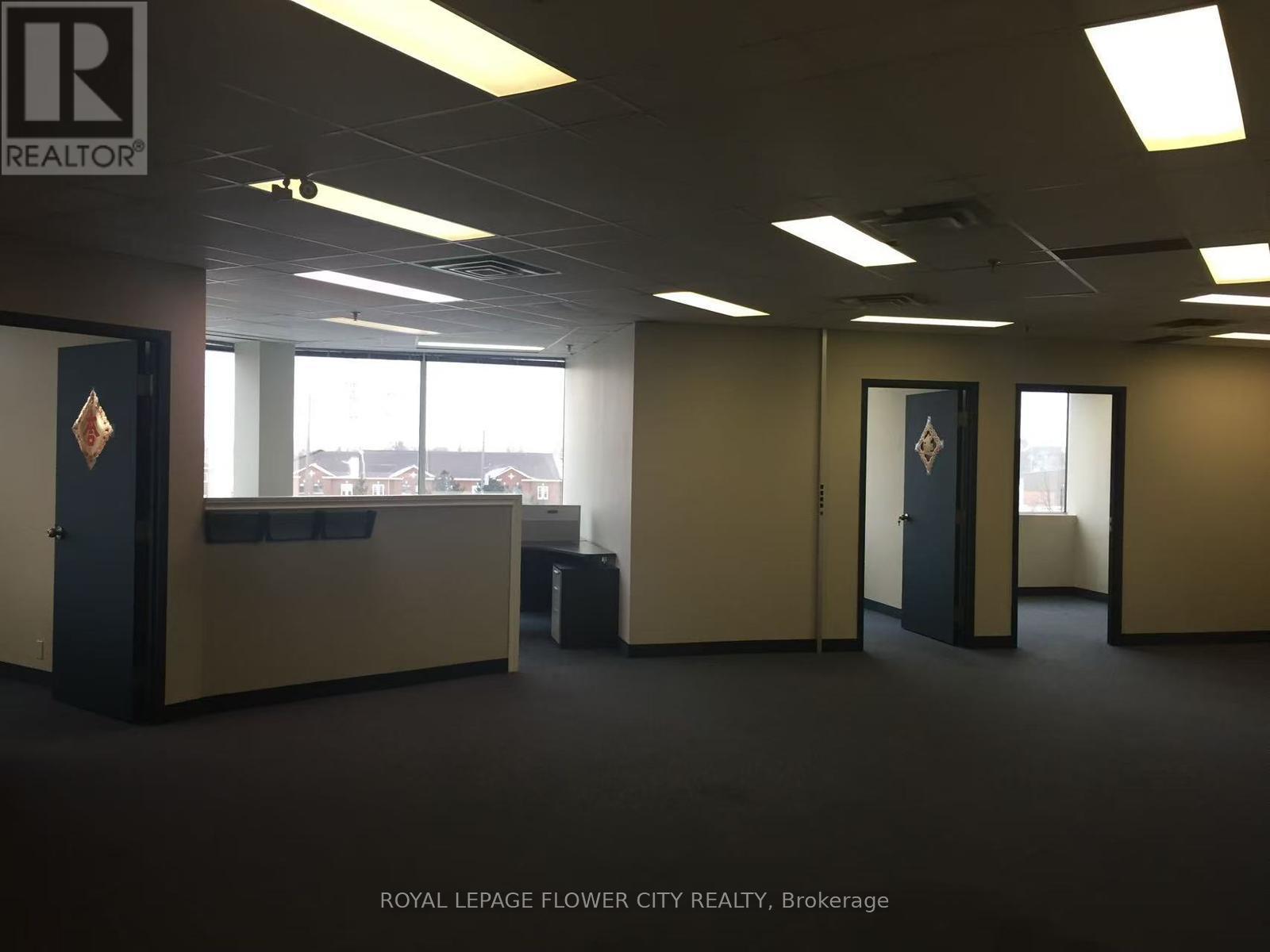 306 - 2800 Skymark Avenue, Mississauga, Ontario  L4W 5A6 - Photo 2 - W12703688