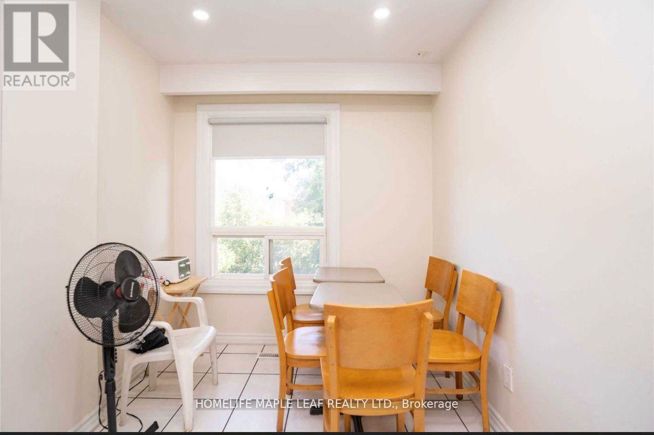 11 Rusthall Way, Brampton, Ontario  L6V 3R5 - Photo 7 - W12703798