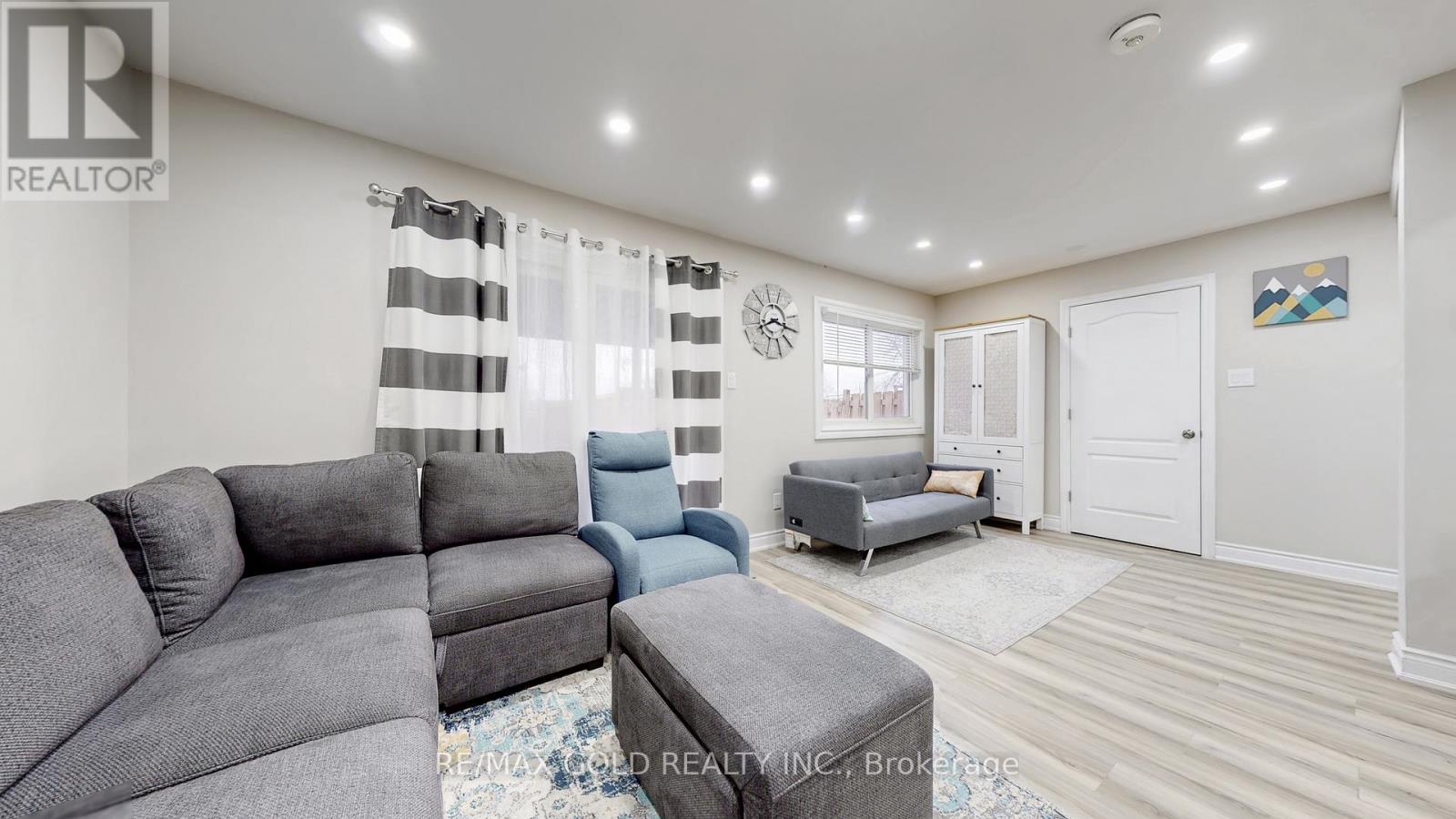 12 Glencastle Square, Brampton, Ontario  L6S 2H8 - Photo 10 - W12703906