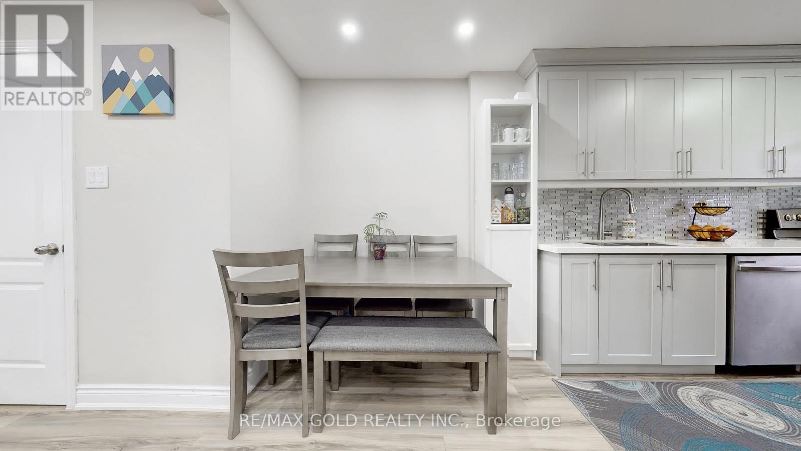 12 Glencastle Square, Brampton, Ontario  L6S 2H8 - Photo 11 - W12703906