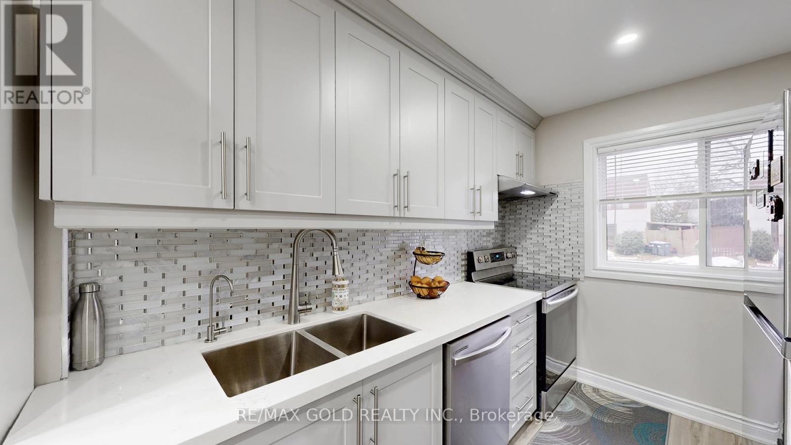 12 Glencastle Square, Brampton, Ontario  L6S 2H8 - Photo 13 - W12703906