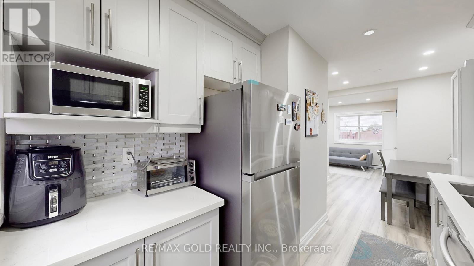 12 Glencastle Square, Brampton, Ontario  L6S 2H8 - Photo 16 - W12703906