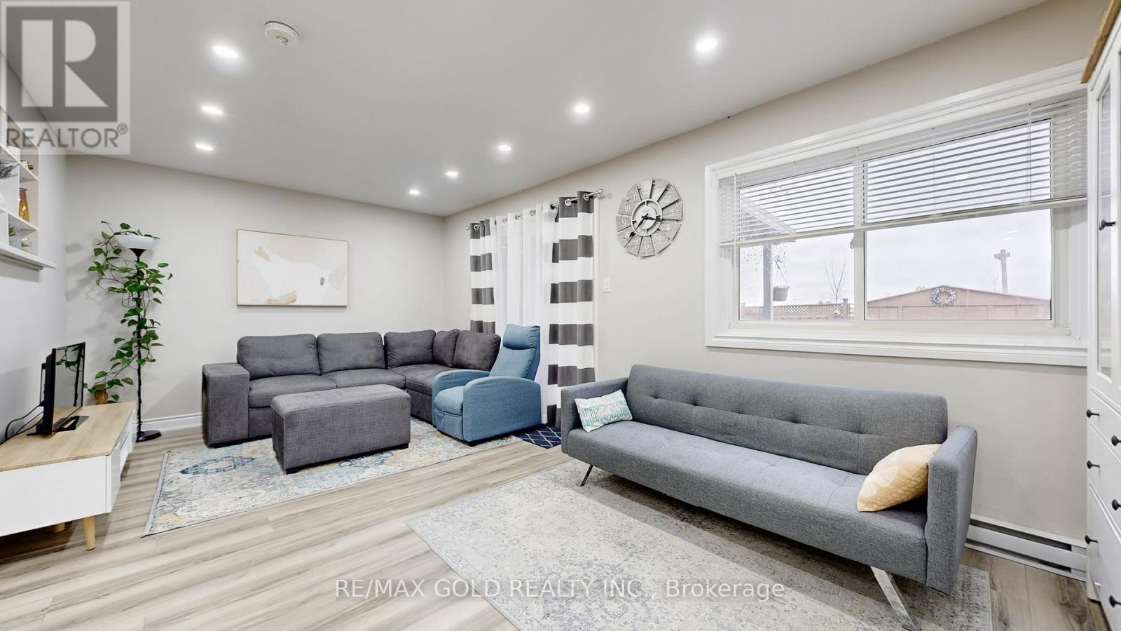 12 Glencastle Square, Brampton, Ontario  L6S 2H8 - Photo 3 - W12703906