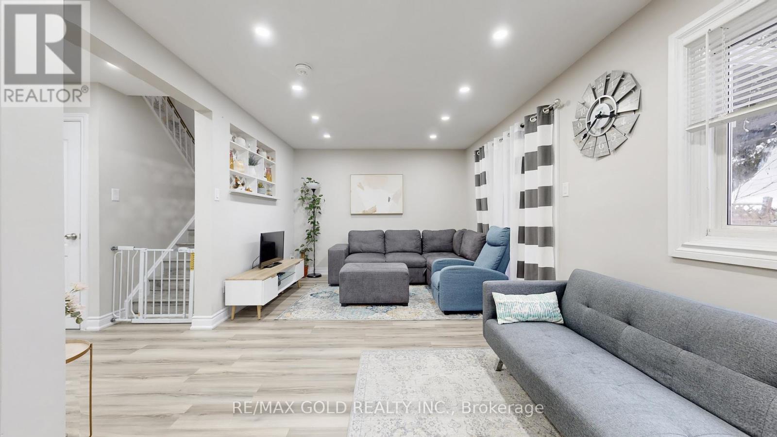 12 Glencastle Square, Brampton, Ontario  L6S 2H8 - Photo 4 - W12703906