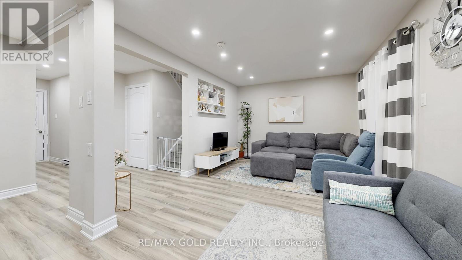 12 Glencastle Square, Brampton, Ontario  L6S 2H8 - Photo 5 - W12703906