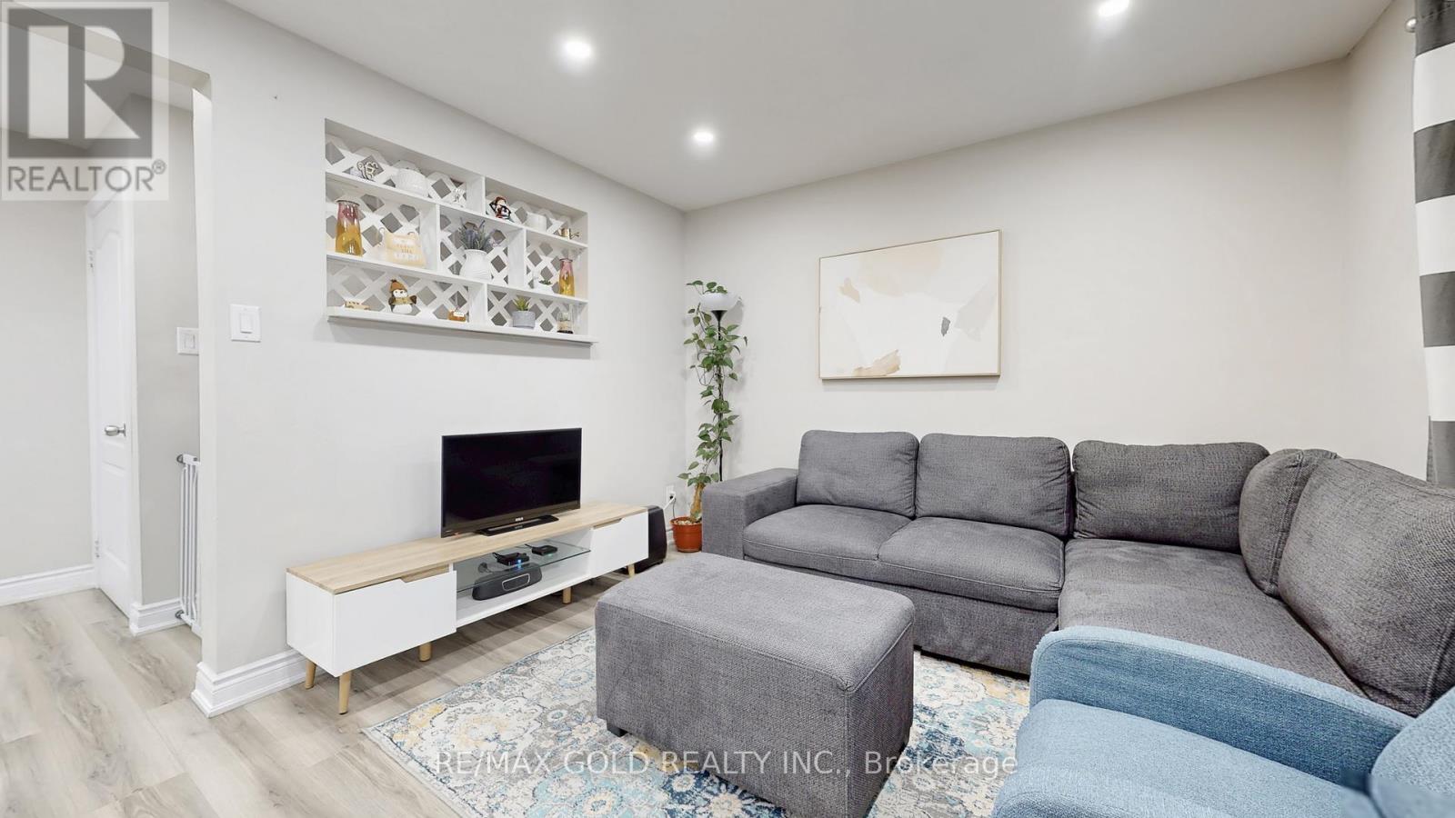 12 Glencastle Square, Brampton, Ontario  L6S 2H8 - Photo 8 - W12703906