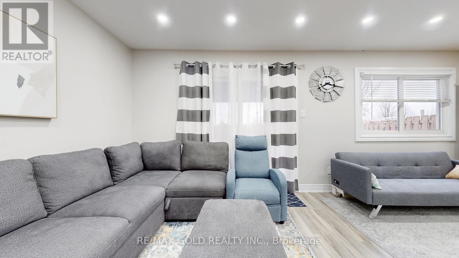 12 Glencastle Square, Brampton, Ontario  L6S 2H8 - Photo 9 - W12703906