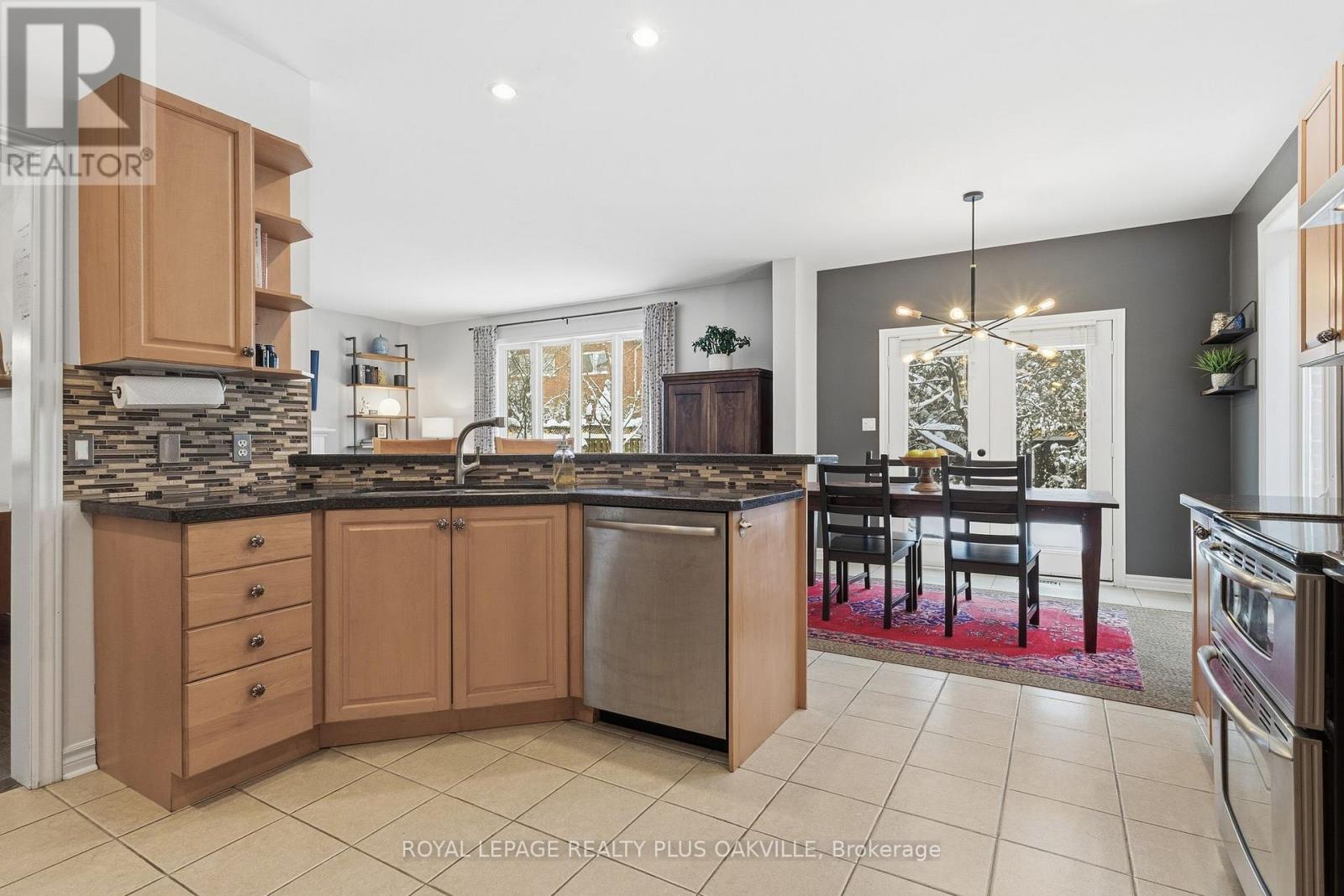 2249 Woodcrest Drive, Oakville, Ontario  L6M 4C6 - Photo 10 - W12703938