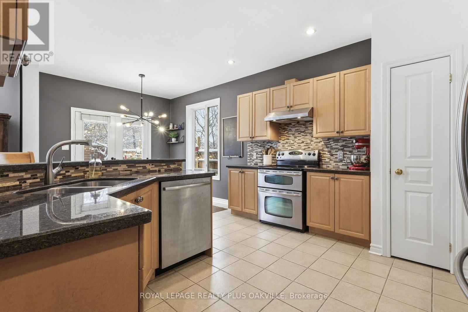 2249 Woodcrest Drive, Oakville, Ontario  L6M 4C6 - Photo 16 - W12703938