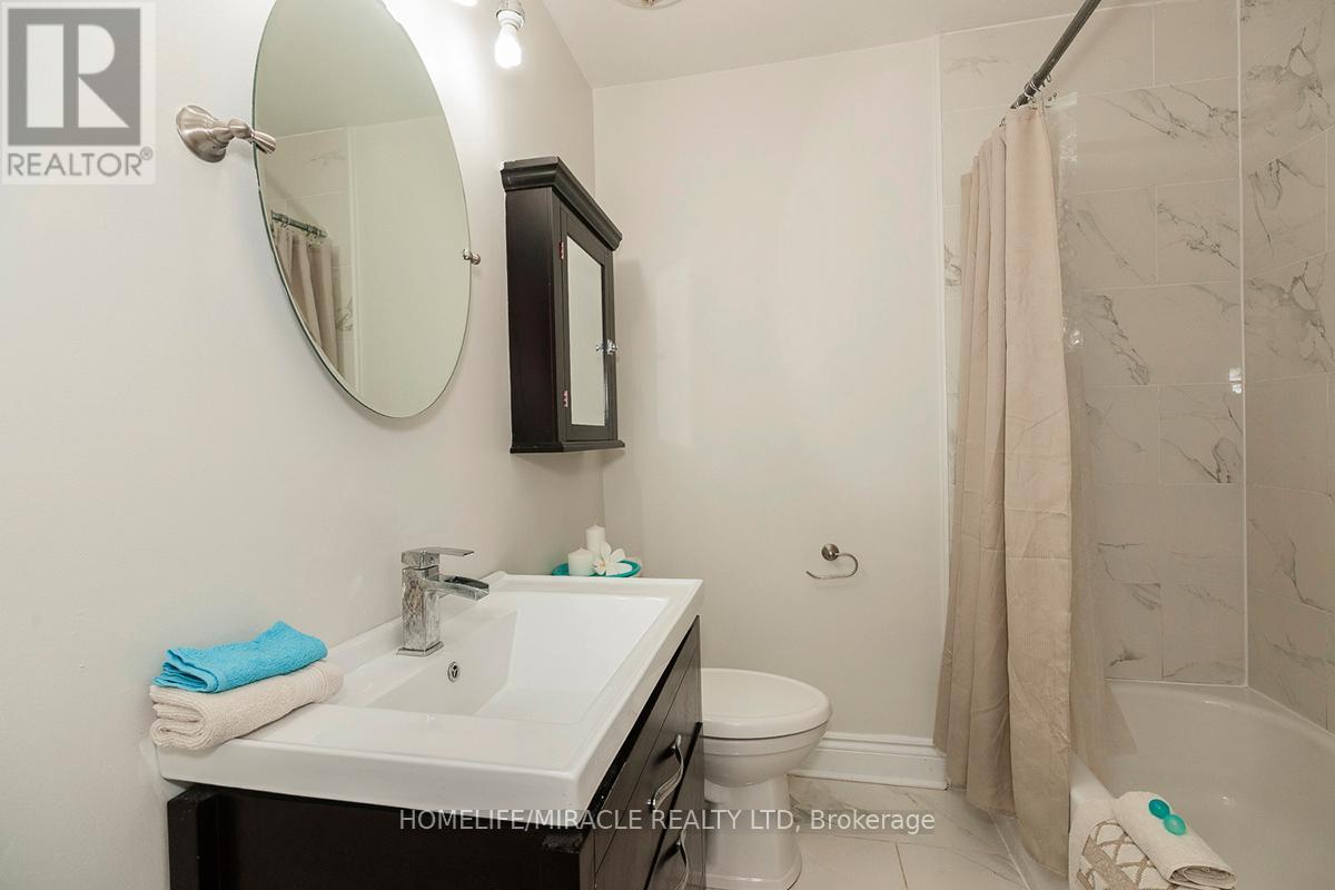 3481 Ashcroft Crescent, Mississauga, Ontario  L5C 2R6 - Photo 23 - W12703940