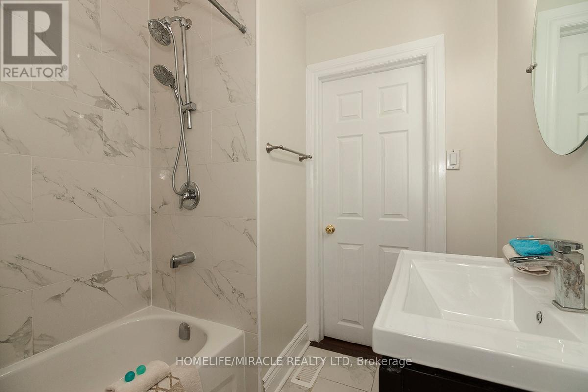 3481 Ashcroft Crescent, Mississauga, Ontario  L5C 2R6 - Photo 25 - W12703940