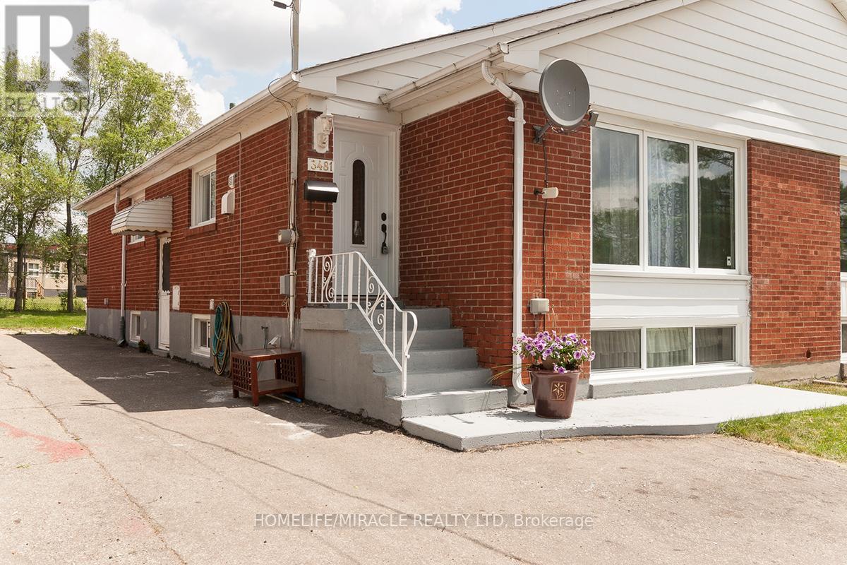 3481 Ashcroft Crescent, Mississauga, Ontario  L5C 2R6 - Photo 4 - W12703940