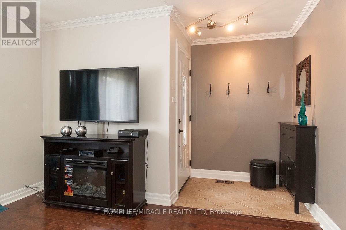 3481 Ashcroft Crescent, Mississauga, Ontario  L5C 2R6 - Photo 5 - W12703940