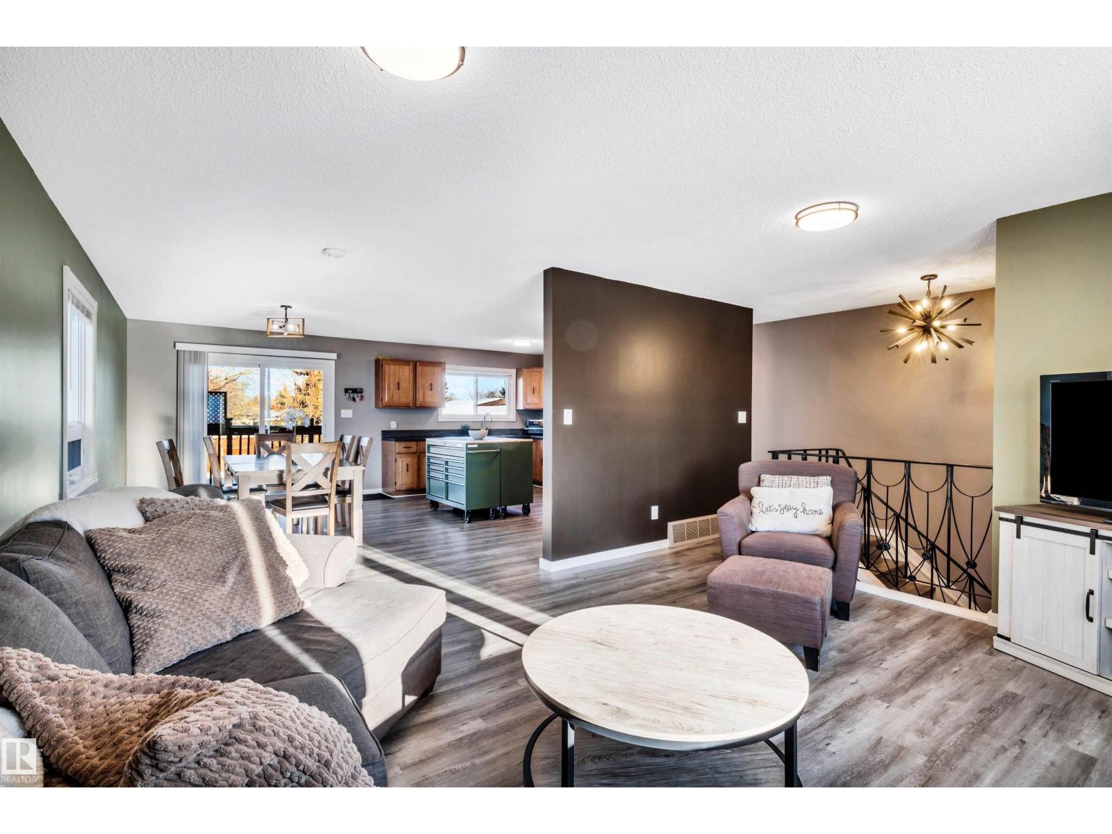 8612 33 Av Nw Nw, Edmonton, Alberta  T6K 2Y1 - Photo 3 - E4470282