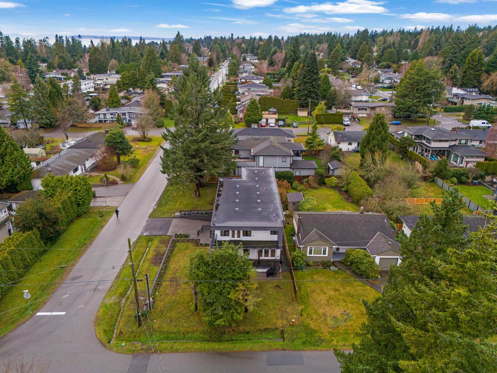 13915 Blackburn Avenue, White Rock, British Columbia  V4B 2Z3 - Photo 39 - R3080034