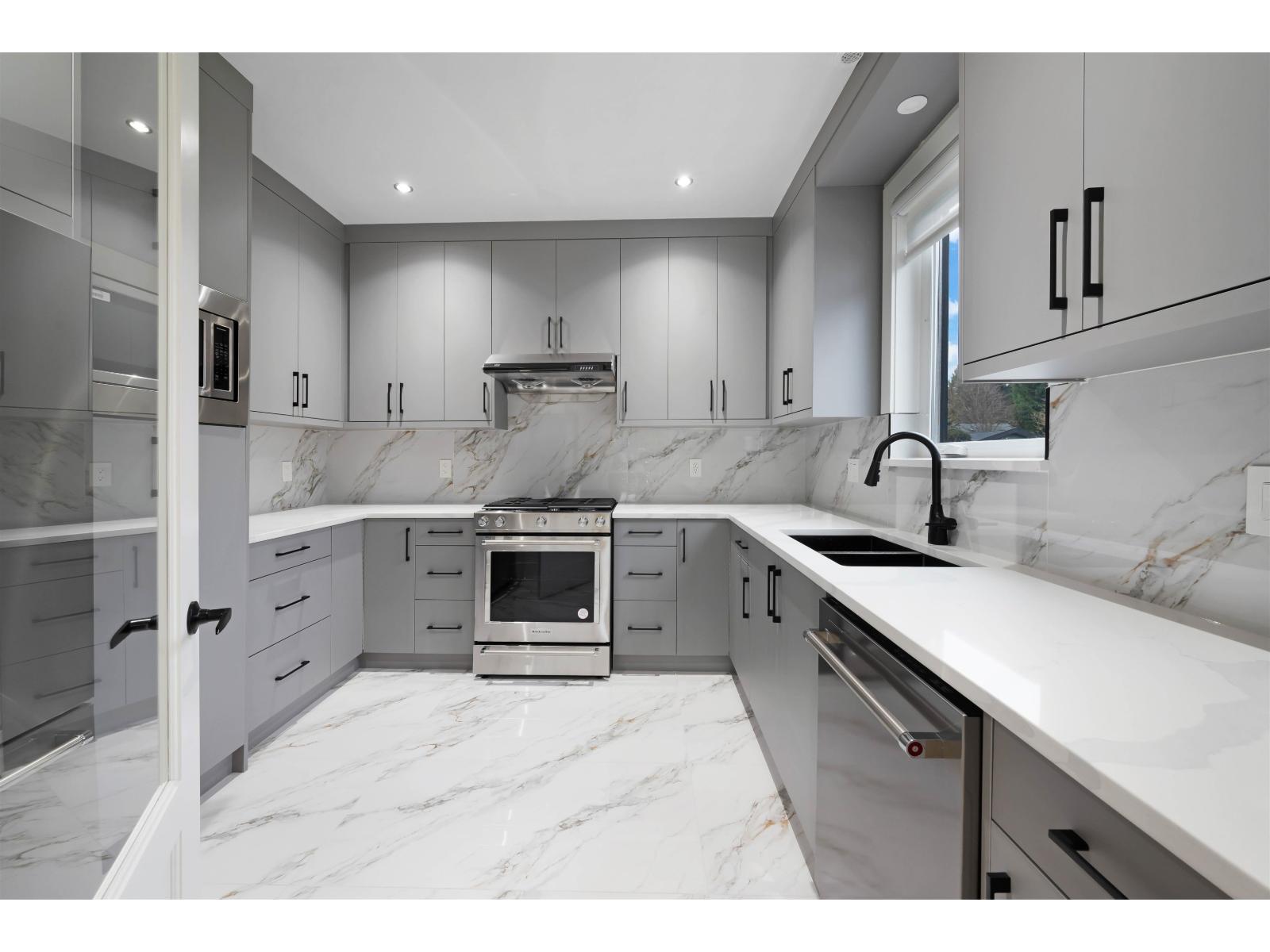 13915 Blackburn Avenue, White Rock, British Columbia  V4B 2Z3 - Photo 12 - R3080034