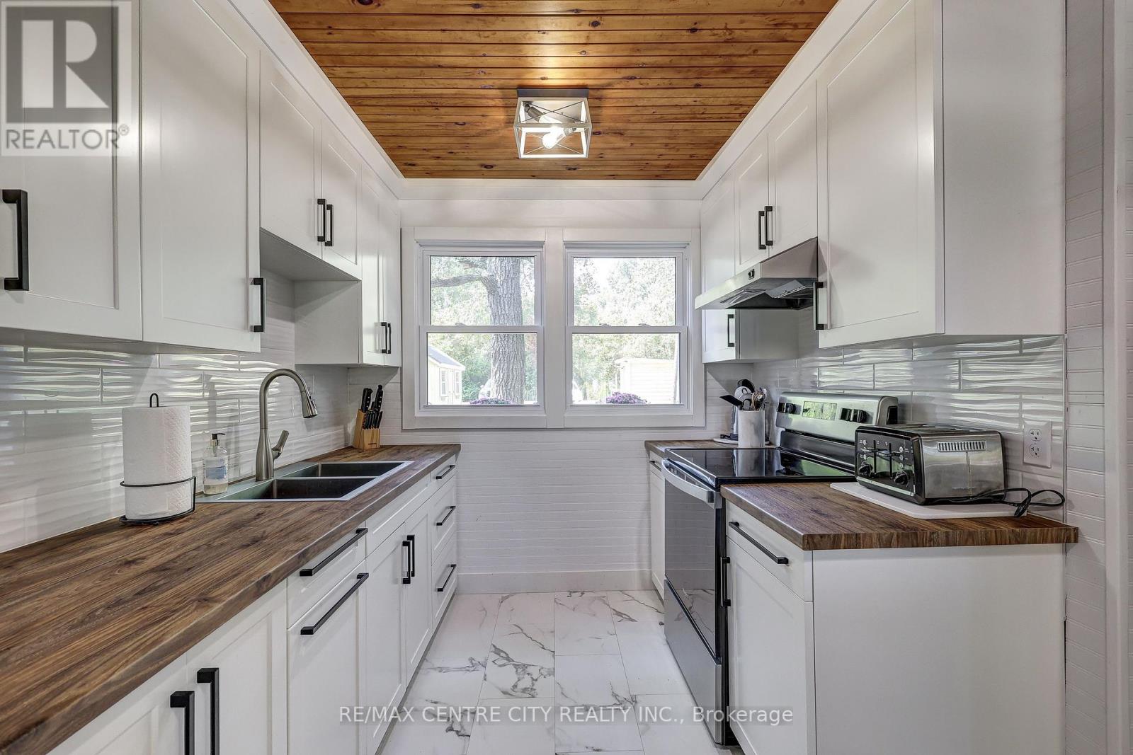 17374 Lakeshore Road, Chatham-Kent, Ontario  N0P 1X0 - Photo 21 - X12704026