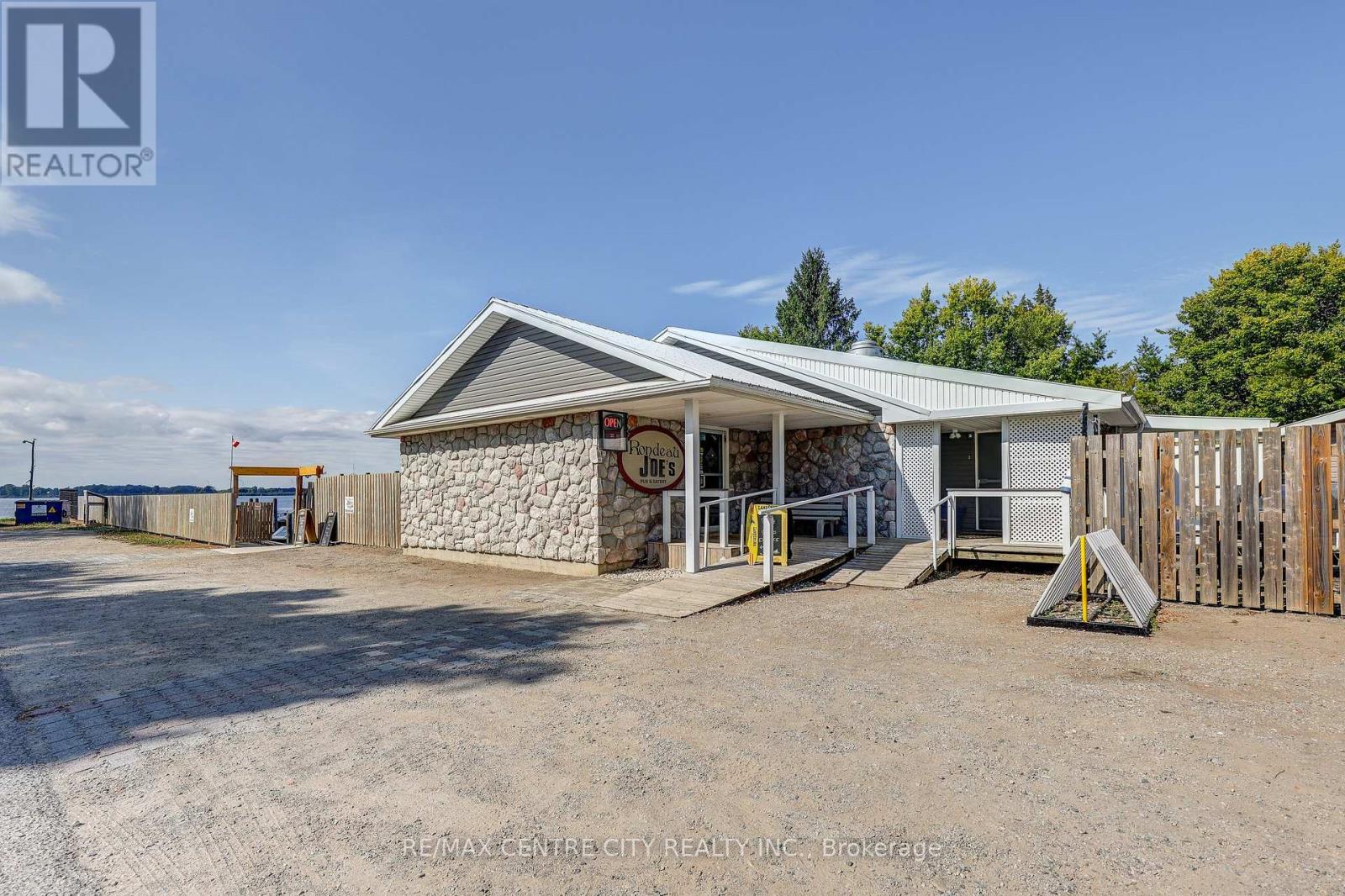 17374 Lakeshore Road, Chatham-Kent, Ontario  N0P 1X0 - Photo 46 - X12704026